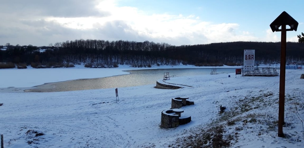 jezero zaledjeno.jpg